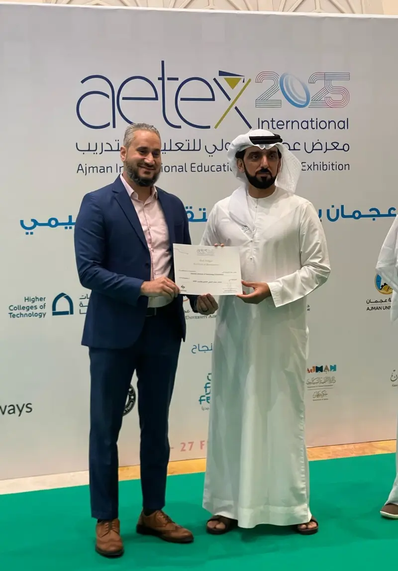 وسام زيدان يتسلم شهادة تقدير في معرض AETEX